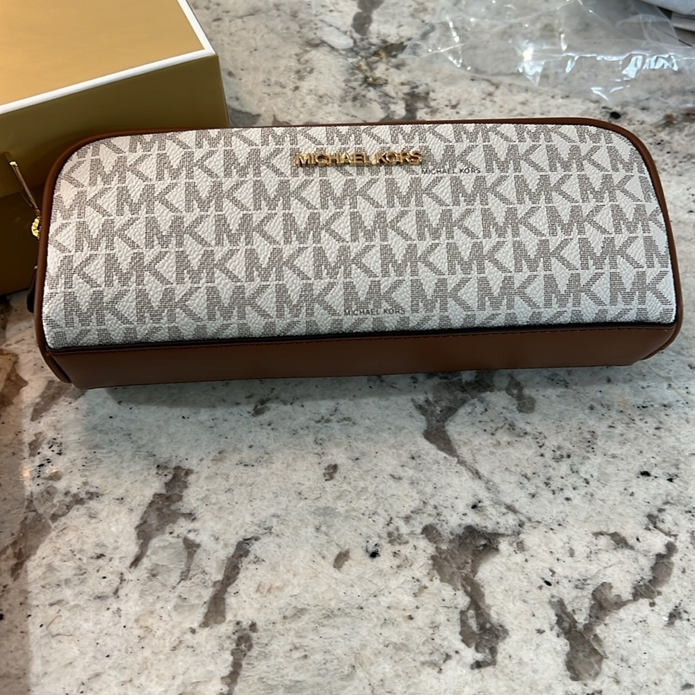 Michael Kors Logo Notebook and Pencil Case Gift Set Vanilla - Picture 4 of 16